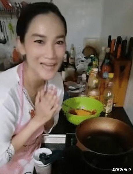 娱乐圈吃瓜直播间夜宵吃不完,吃瓜不停，笑料连连