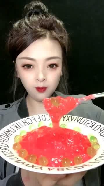 娱乐吃瓜酱小姐姐是谁啊,她是谁？在娱乐圈有何影响力？