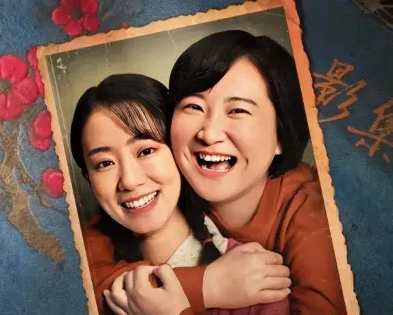 娱乐圈吃瓜爆料模板女主,当红小花旦被曝与神秘富商恋情，背后真相令人震惊！